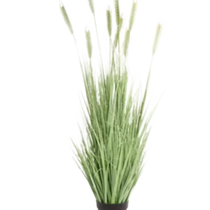 Die feuerhemmende Kunstrasenpflanze Grün 150 cm hat hohe, schlanke grüne Halme und weizenähnliche Stängel, die im Innenbereich für ein natürliches Aussehen sorgen. Diese Kunstrasenpflanze steht vor einem schlichten weißen Hintergrund.