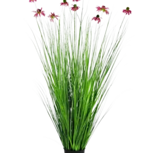 Die feuerhemmende Kunstrasenpflanze Chrysantheme 150 cm hat lange, dünne grüne, grasähnliche Blätter und lange Stängel mit rosa, gänseblümchenähnlichen Blüten, präsentiert in einem Topf vor einem schlichten weißen Hintergrund.
