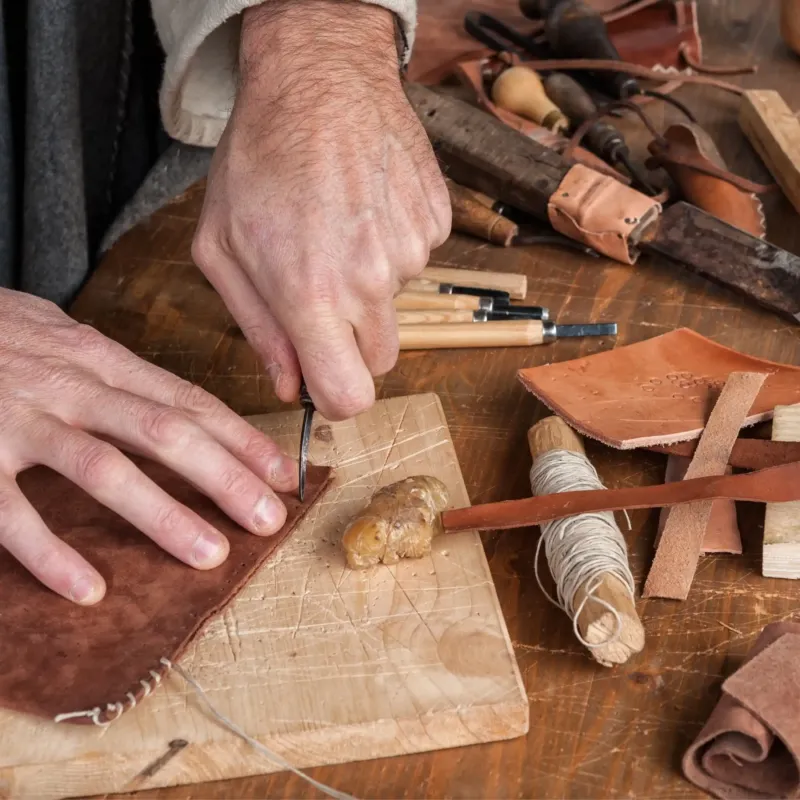 Cuir et bois parfum boisé de Grasse pour bougies fondants et diffuseurs