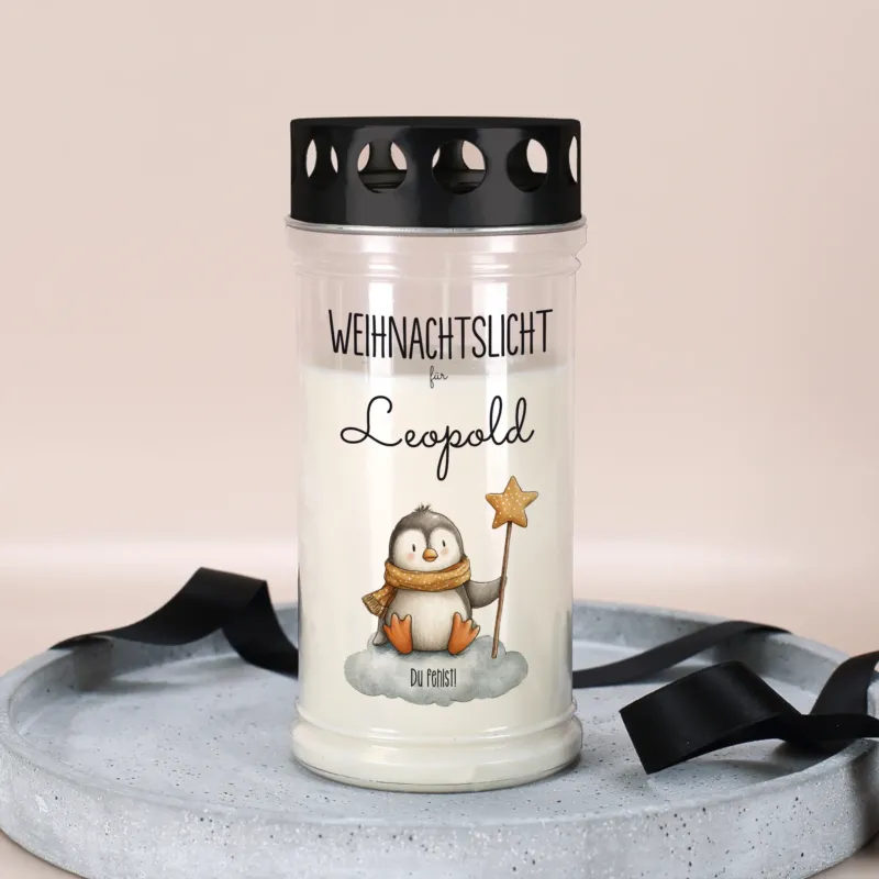 Personalisierte Weihnachts-Grabkerze mit Pinguinmotiv und Name Leopold, dekorativ auf Tablett arrangiert
