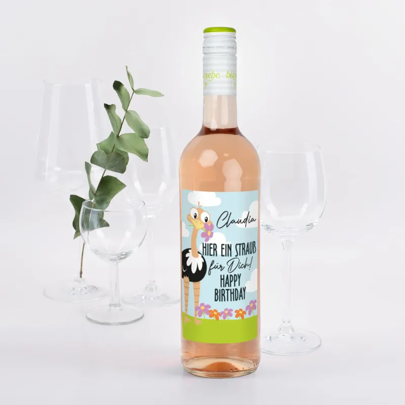 Geburtstagsweinflasche mit Straußen-Etikett, Name Theo, Roséwein, Blumen und Wolkenmotiv