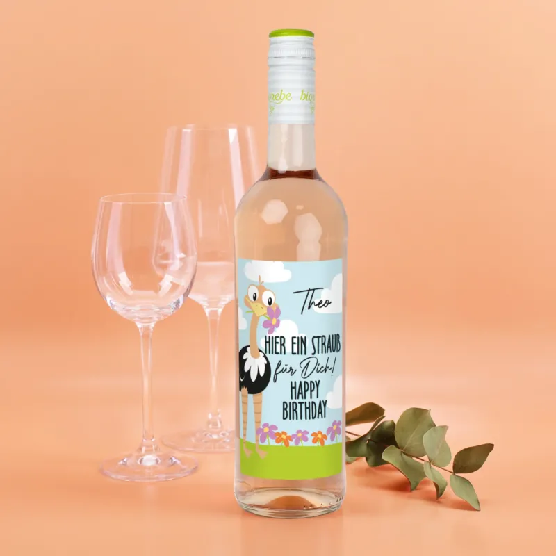 Geburtstagsweinflasche mit Straußen-Etikett, Name Theo, Roséwein, Blumen und Wolkenmotiv