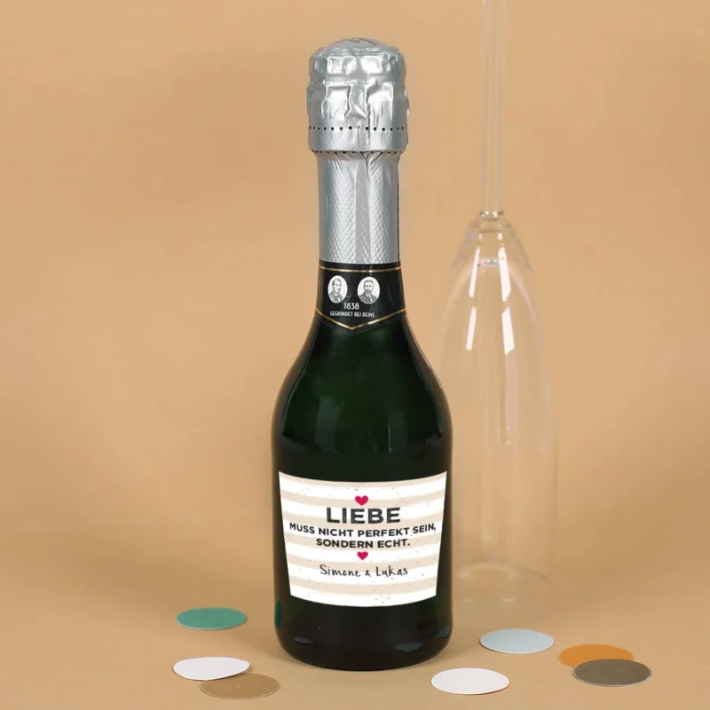 Kleiner Sekt mit personalisiertem Etikett für Verliebte