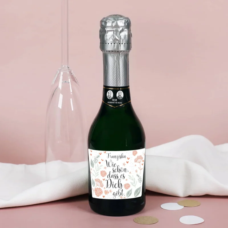Kleine Sektflasche mit personalisiertem Etikett als Dankeschön