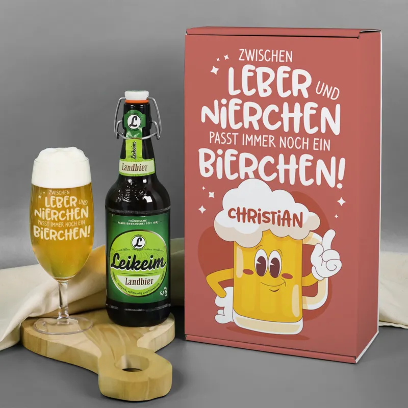 Frontalansicht des Bier-Geschenksets mit Glas, Bierflasche und Geschenkverpackung mit Aufdruck „Zwischen Leber und Nierchen…“