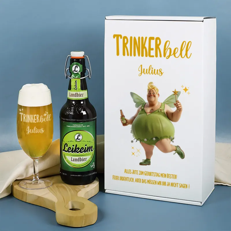 Geschenkset mit Bierflasche, graviertem Glas und „Trinkerbell“-Geschenkbox – frontal arrangiert