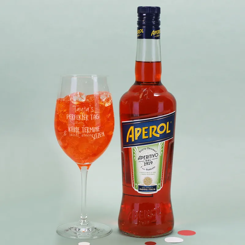 Detailansicht des Glases mit Gravur „Perfekter Tag“ und personalisiertem Namen neben einer Flasche Aperol