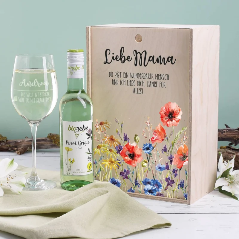 Tolles Weißwein Geschenkset zum Muttertag mit graviertem Weinglas, Biorebe Weißwein und Holzbox mit Ihrem Wunschtext bedruckt