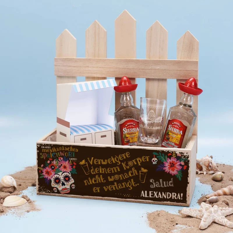 Pflanzkiste mit mexikanischem Motiv, zwei Mini Tequila und graviertem Schnapsglas
