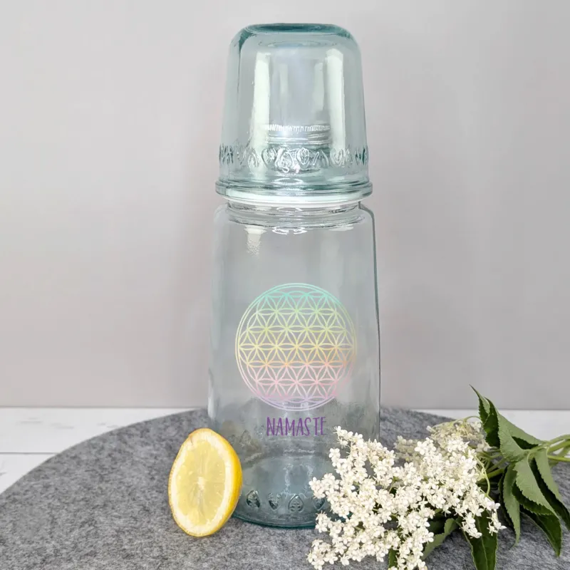 Karaffe mit Trinkglas personalisiert mit Wunschtext für Wellness und Bar | Lebensblumen Mandala
