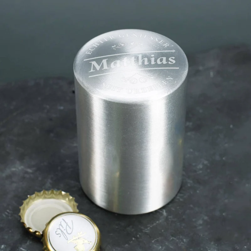 Flaschenöffner aus Metall mit Namensgravur