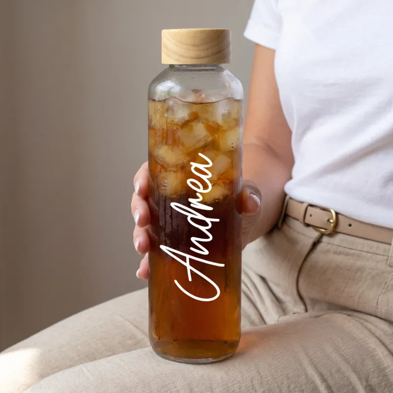 Personalisierte Glasflasche mit Holzdeckel und Wunschname für das Büro