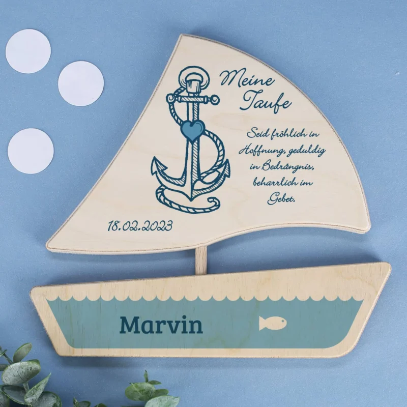 Schönes Holzboot als persönliches Taufgeschenk