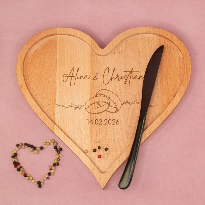 Herzförmiges Servierbrett aus Holz zur Hochzeit – Draufsicht mit Gravur aus zwei Namen, Datum und Ringmotiv