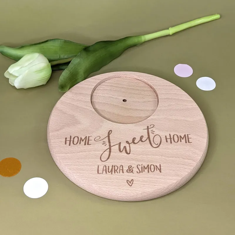 Kerzenuntersetzer aus Holz mit Gravur „Home Sweet Home“ und Namen Laura & Simon – dekoriert mit Tulpen