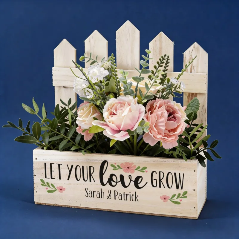 Pflanzkiste "Let your love grow" mit Namen personalisiert als Geschenk zur Hochzeit