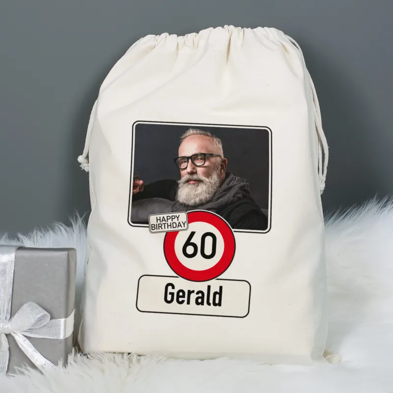 Großer Geschenksack mit personalisiertem Foto und Alter 60 für Gerald neben Geschenkbox