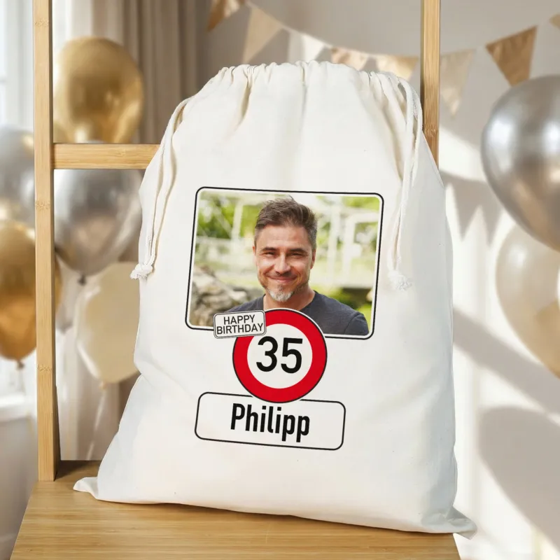 Personalisierter Geschenksack mit Foto, Name Philipp und Alter 35 vor Partydekoration