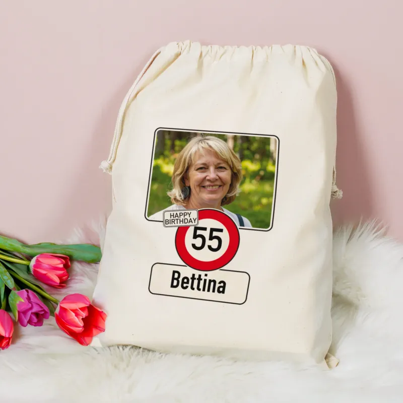 Geschenksack zum Geburtstag mit Foto und Aufdruck „55 Bettina“ dekoriert mit Tulpen