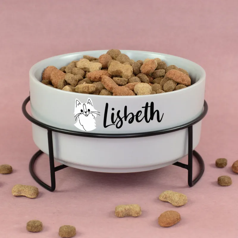 Personalisierter grauer Katzennapf mit Katzenmotiv und Name Lisbeth auf schwarzem Metallgestell, gefüllt mit Trockenfutter