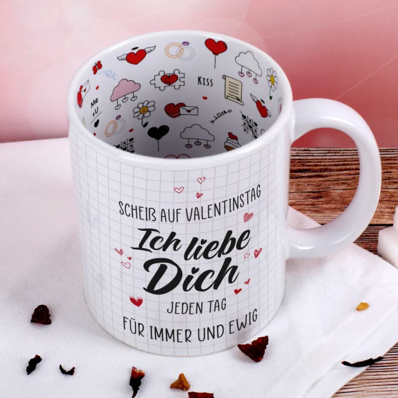 Keramiktasse mit Spruch „Ich liebe dich jeden Tag“ und Herzdetails, innen mit Love-Motiven – Valentinstagsdesign