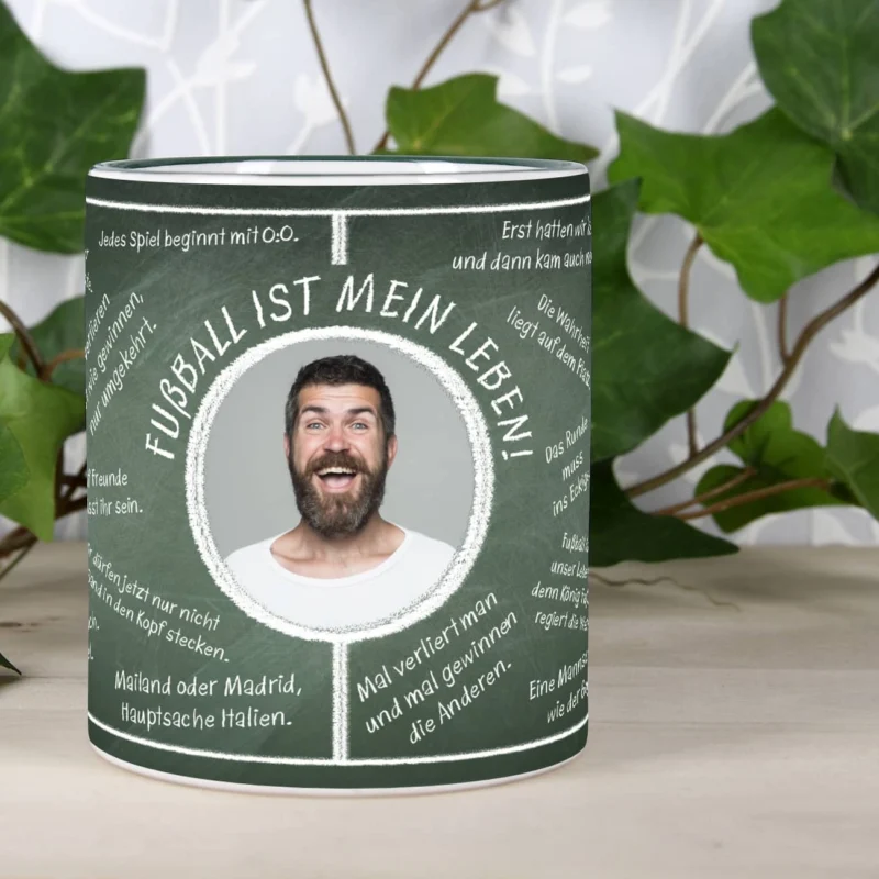 grün-weisse Tasse bedruckt mit Fussball-Weisheiten Wunschname und Foto auf Spielfeld