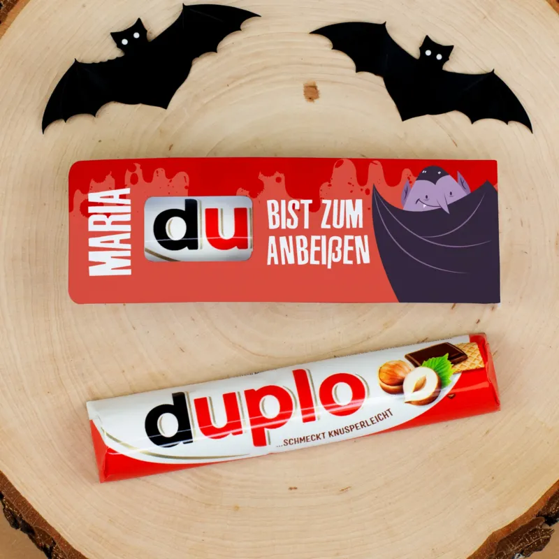 Duplo Riegel mit personalisierter Halloween-Verpackung Maria auf Holzscheibe mit schwarzen Fledermäusen