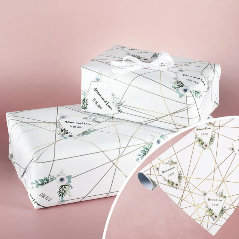 Bedrucktes Geschenkpapier mit romantischen Blumendesign und den Namen und Datum Ihrer Wahl
