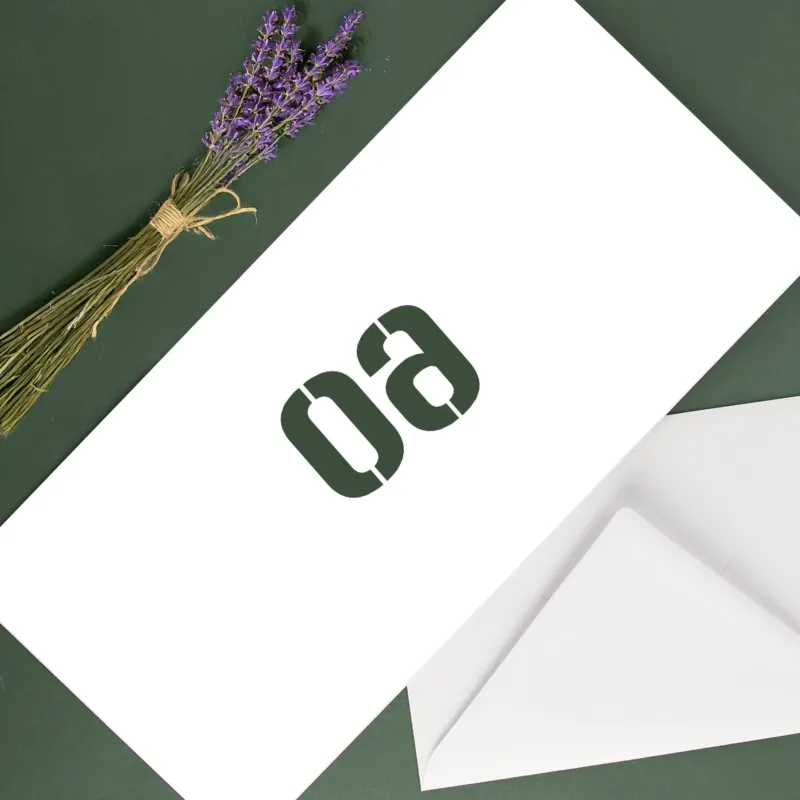 Rückseite der Klappkarte mit großer 60 in Stencil-Schrift auf weißem Hintergrund, Umschlag sichtbar