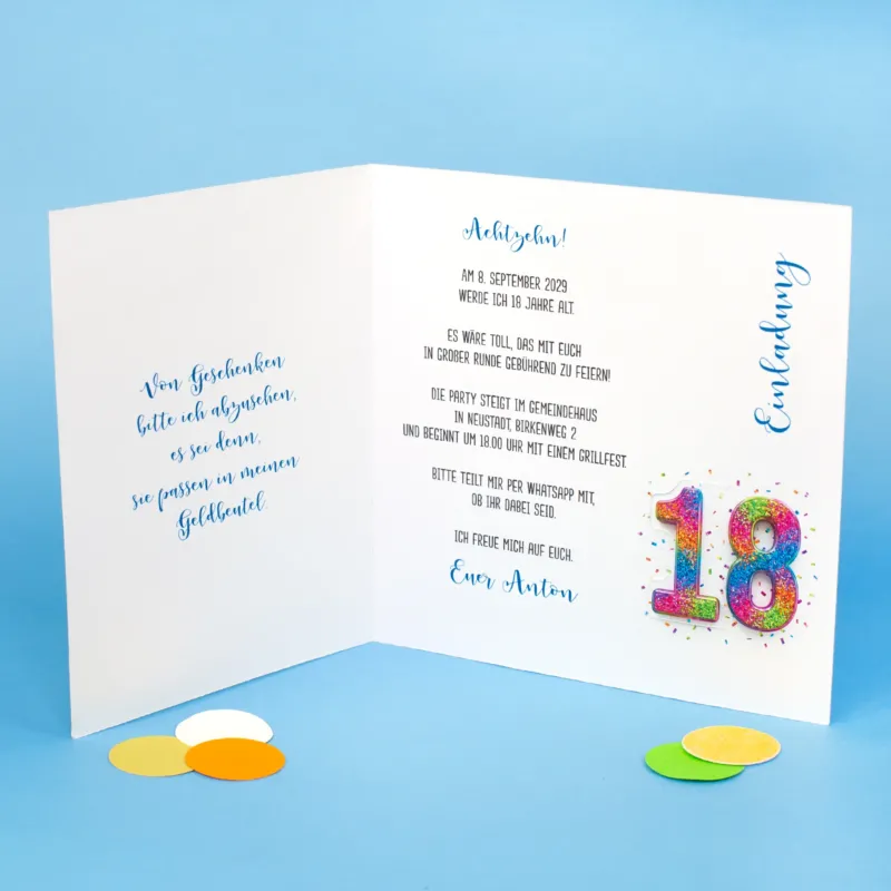 Geöffnete Klappkarte zum 18 Geburtstag mit individuellem Einladungstext und farbiger Zahl 18