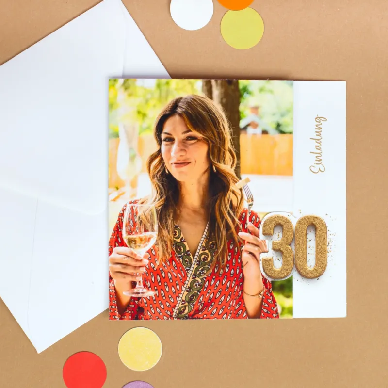 Einladungskarte zum 30 Geburtstag mit Foto und goldener Zahl 30 als Verschluss auf weißem Hintergrund
