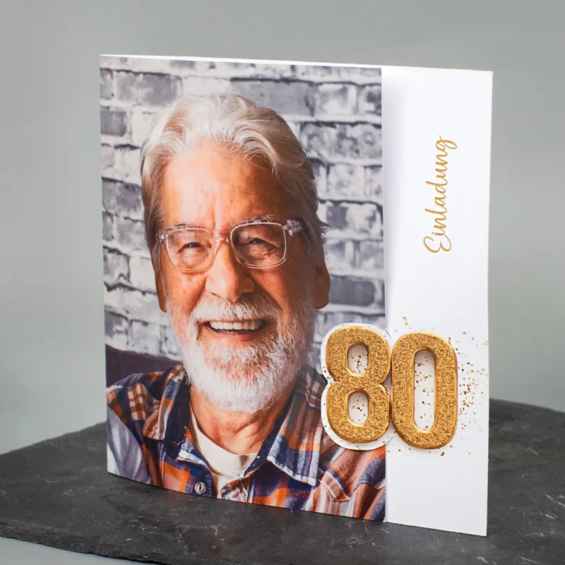 Geschlossene Einladungskarte zum 80. Geburtstag mit Foto, goldener 80 und Schriftzug Einladung