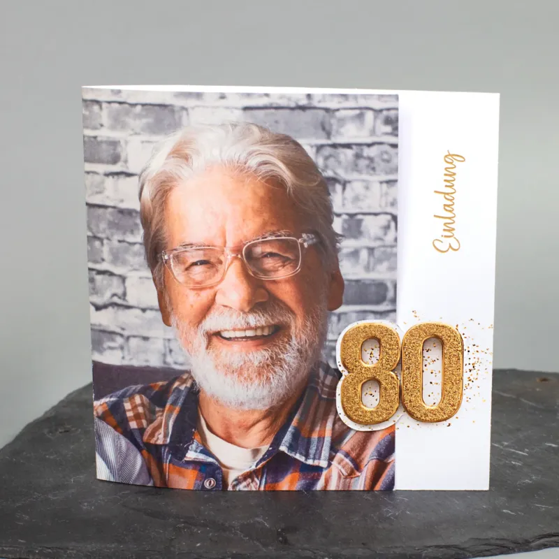 Geschlossene Einladungskarte zum 80. Geburtstag mit Foto, goldener 80 und Schriftzug Einladung