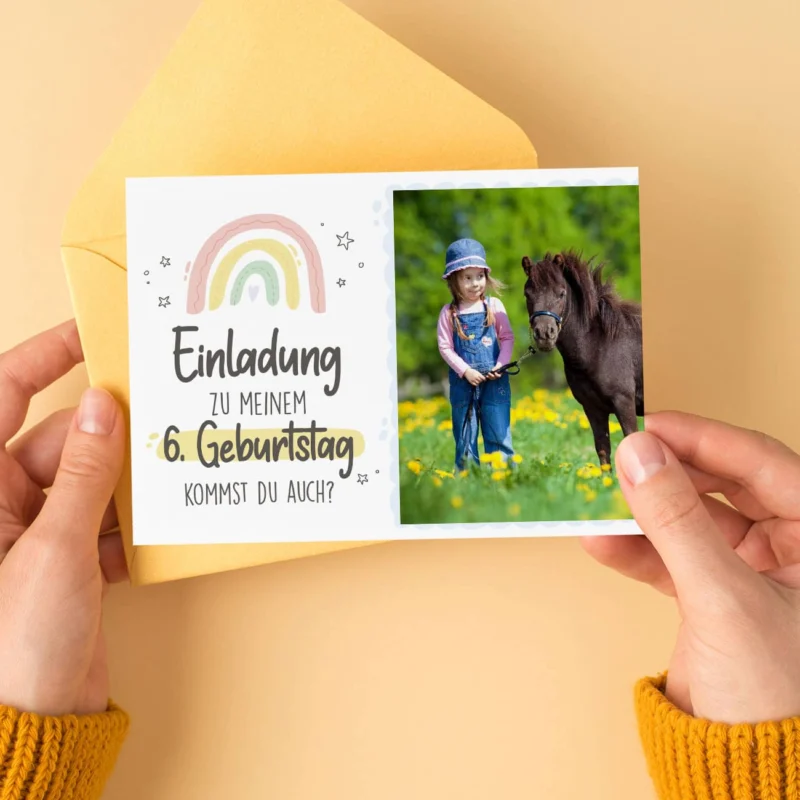 Einladungskarte zum Kindergeburtstag mit Foto und Regenbogenmotiv – Bild 2