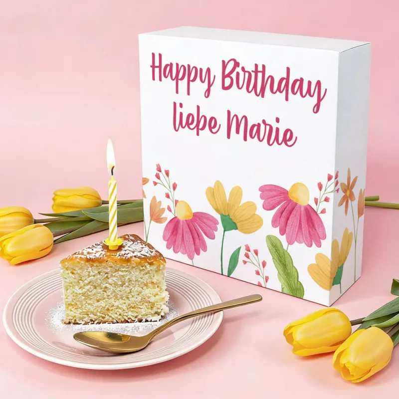 Kuchen mit Geburtstagsverpackung bedruckt mit Blumen und Wunschtext