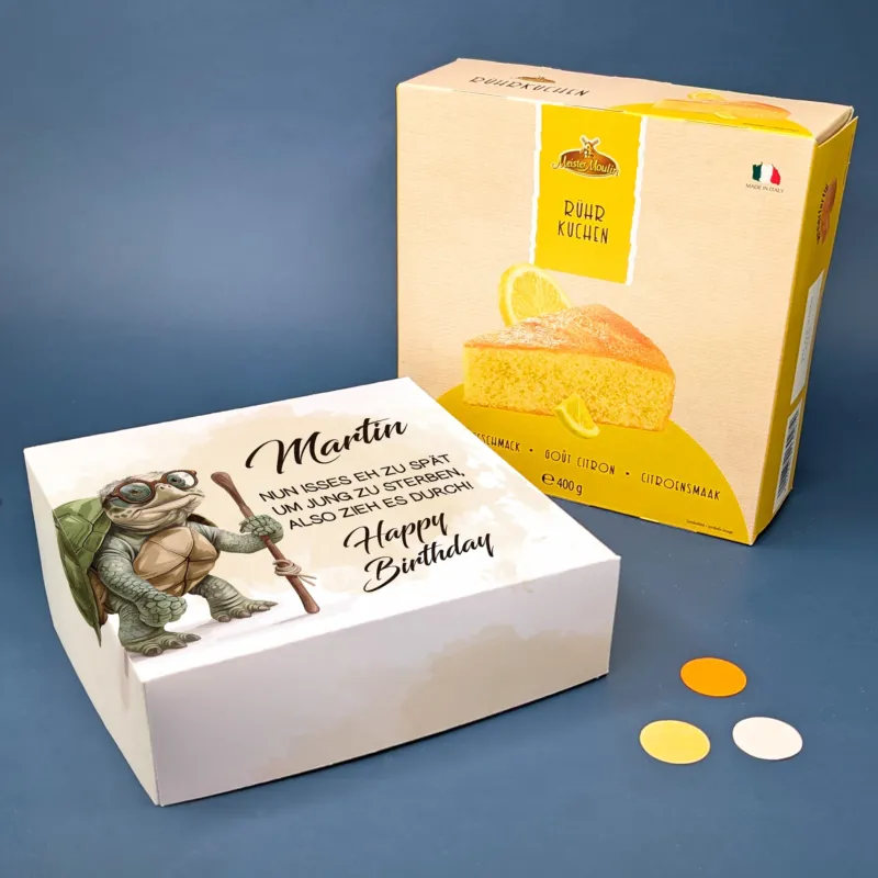 Kuchenbox mit Spruch „Nun isses eh zu spät...“ und lustiger Schildkröte – frontal fotografiert