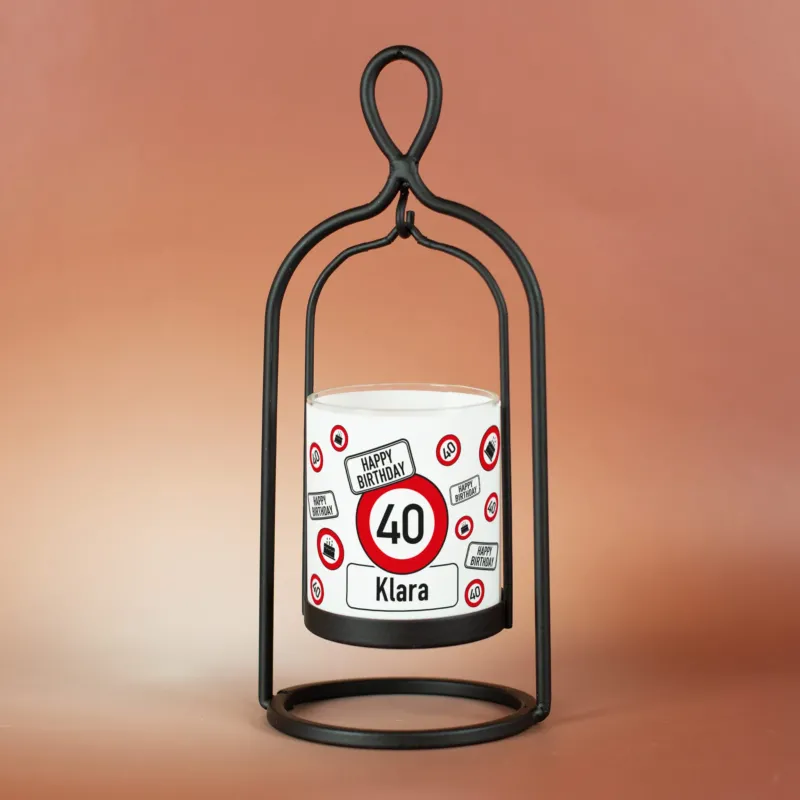 Personalisiertes Ritzenhoff-Windlicht mit Banderole zum Geburtstag – Verkehrszeichen-Motiv mit Alter, Name & „Happy Birthday“-Schriftzug - frontal fotografiert