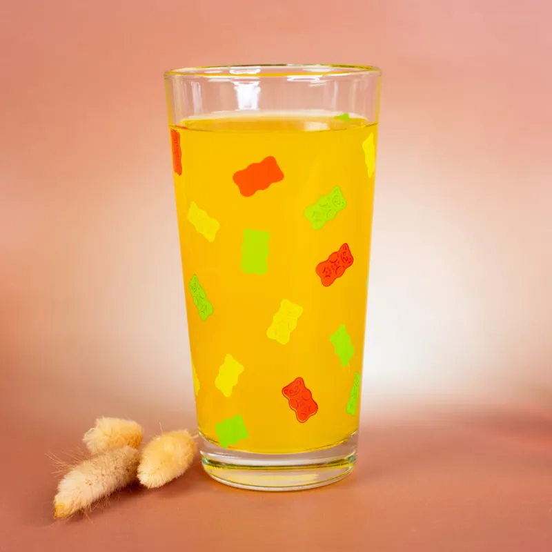 Transparentes HARIBO Trinkglas ohne Personalisierung mit roten, gelben und grünen Gummibärchen Motiven