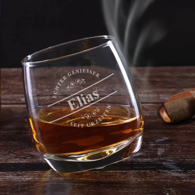 schräg stehendes im Kreis taumelndes Whiskyglas mit gravur Ihres Namens