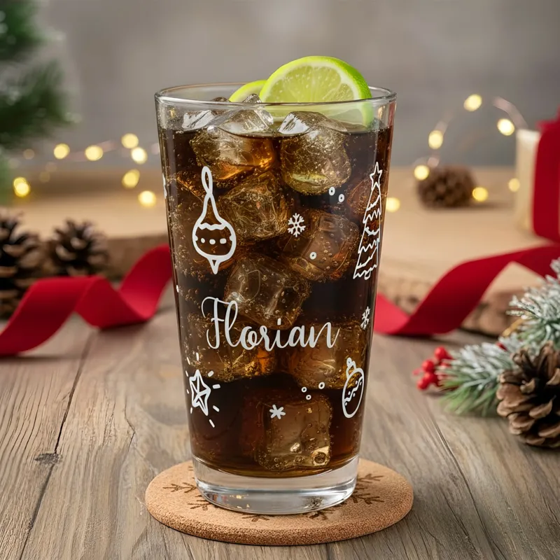 Weihnachtliches Trinkglas mit weißem Ornament-Design – Name Florian – befüllt mit Cola Cranberries und Limette, festlich dekoriert.