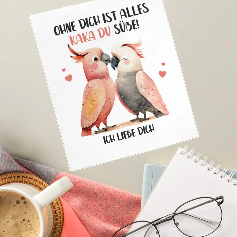 Brillenputztuch mit Kakadu-Motiv und Spruch, mit Brille auf Schreibtisch-Szene, personalisierbar mit Wunschtext
