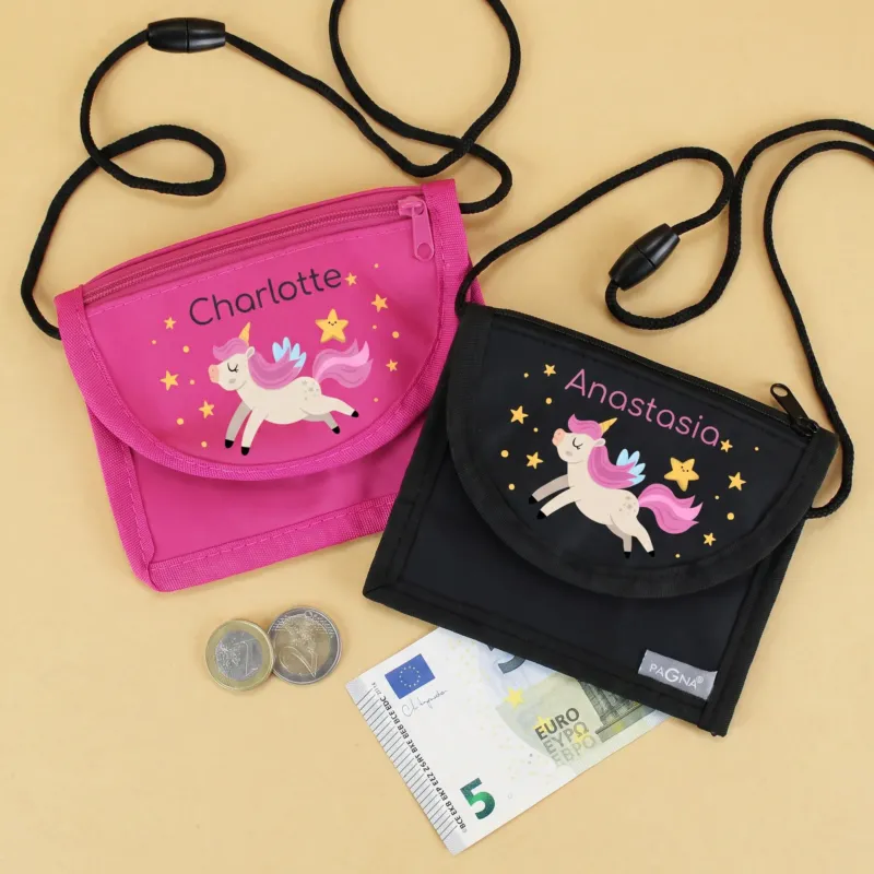 Pinker und schwarzer Brustbeutel mit personalisiertem Namen und Einhorn-Motiv, daneben Münzen und Geldschein als Beispiel für den Einsatz in Kindergarten und Schule.