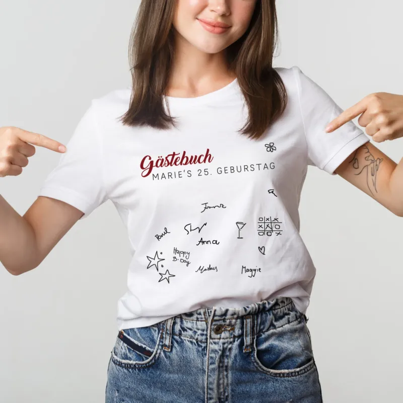 Weißes Gästebuch-T-Shirt für Frauen mit rotem Schriftzug „Gästebuch“ und personalisiertem Text - getragen von einer Frau