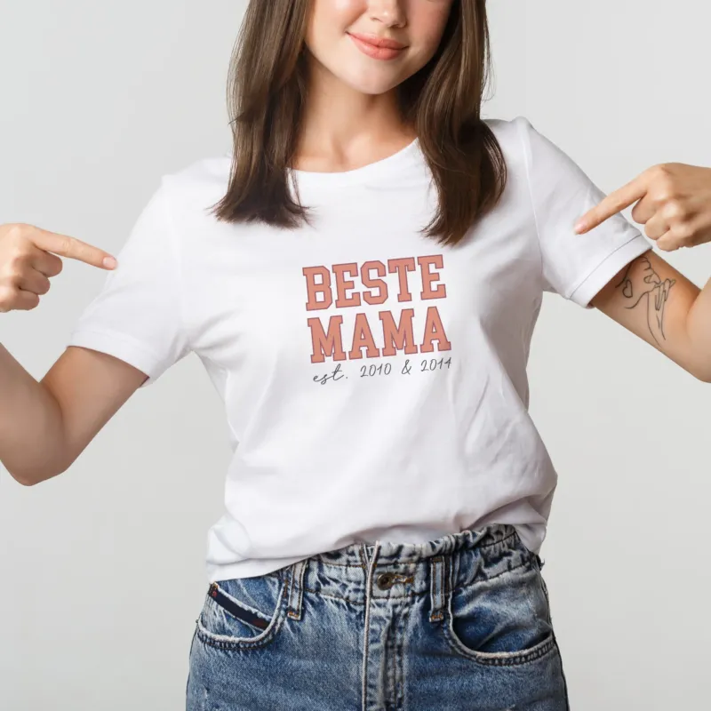 Weißes Damen T-Shirt „Beste Mama“ mit personalisierter Jahreszahl frontal getragen