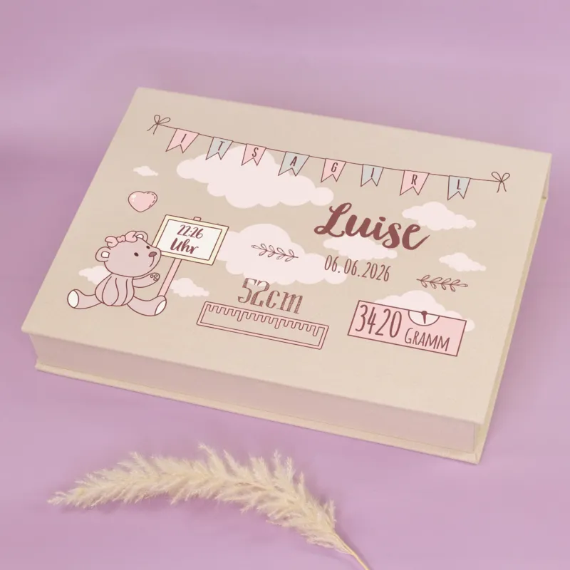 Personalisierte Erinnerungsbox zur Geburt für Mädchen mit Name, Datum, Uhrzeit, Größe und Gewicht auf beiger Stoffbox