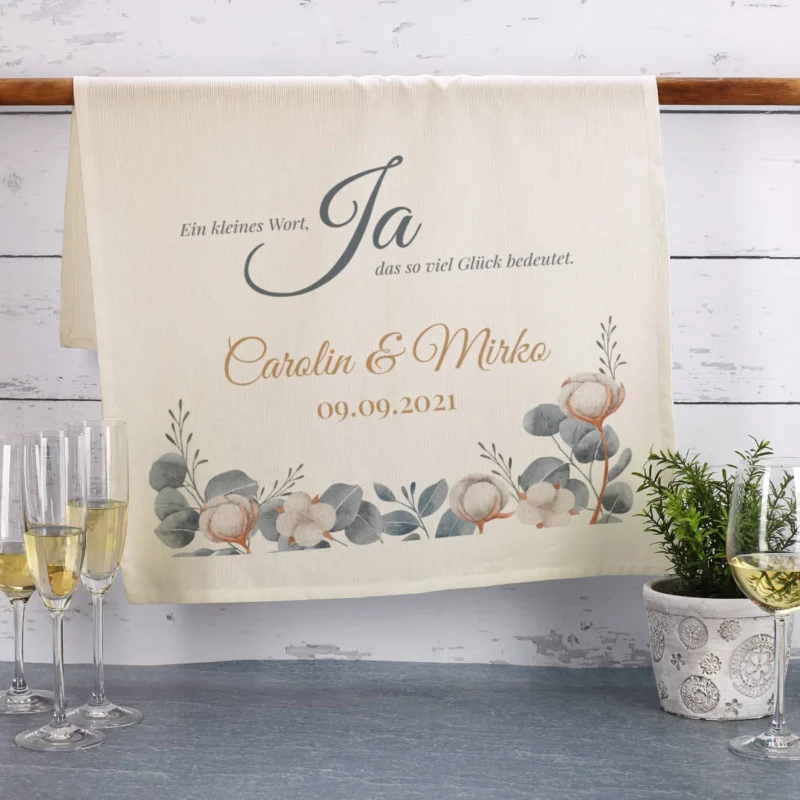 Naturfarbenes Geschirrtuch zur Hochzeit personalisiert mit Namen und Datum