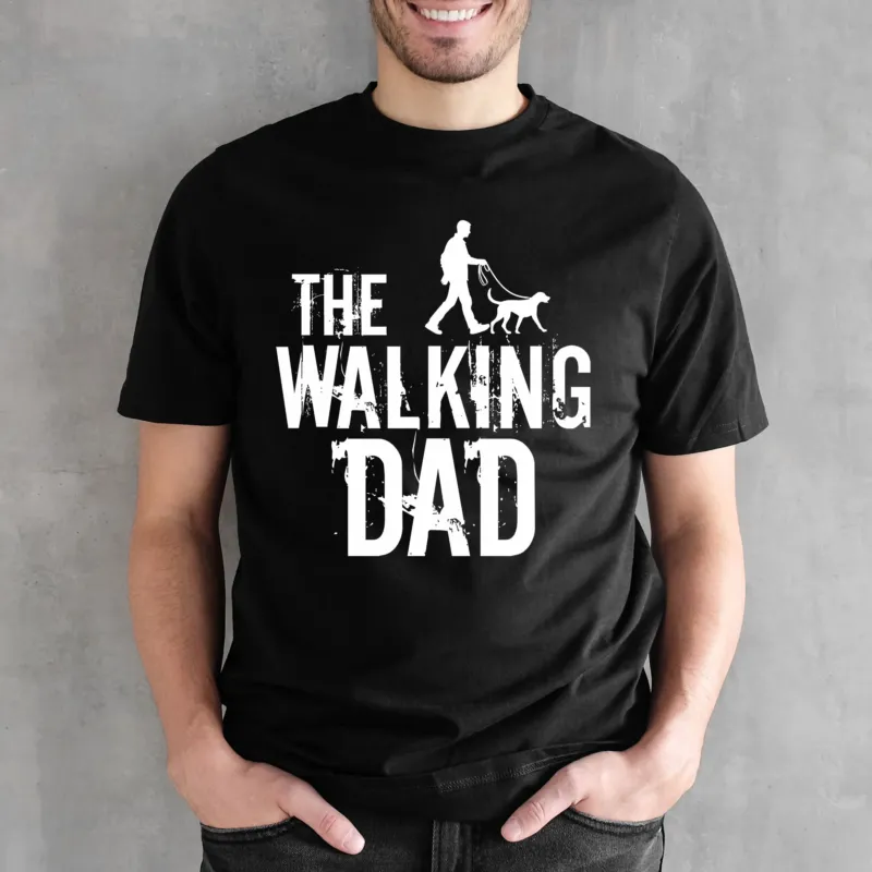 T-Shirt mit Aufdruck „The Walking Dad“ – Variante mit Papa und Hund, schräg fotografiert