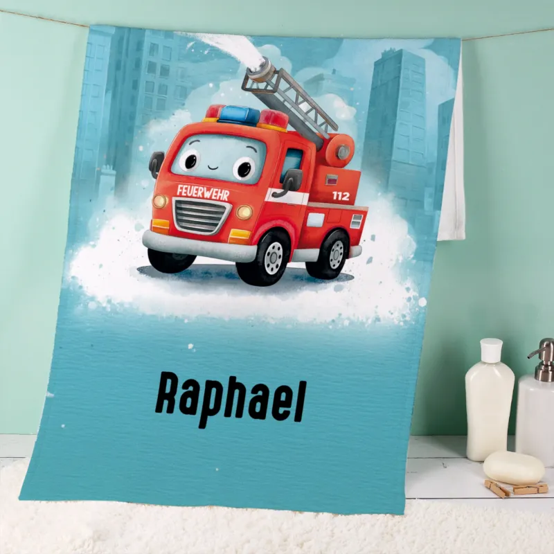 Personalisiertes Feuerwehr Handtuch für Jungen mit rotem Feuerwehrauto, Wasserstrahl und Name Raphael im Badezimmer