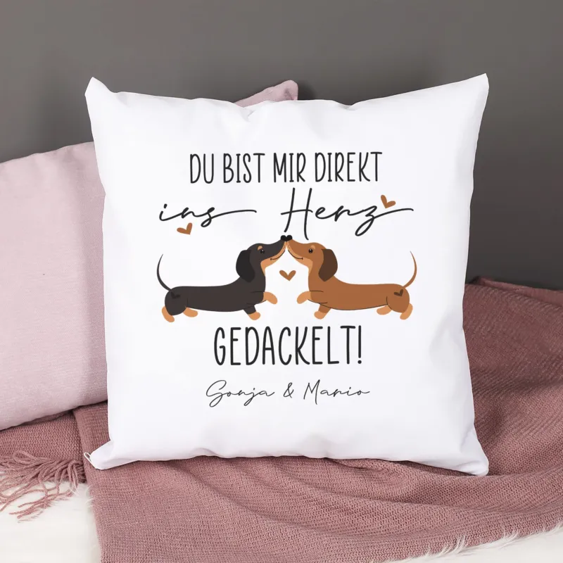 Dackel-Kissen personalisiert mit Wunschtext, Motiv mit zwei Hunden und Herzchen, Kissen auf Decke dekoriert