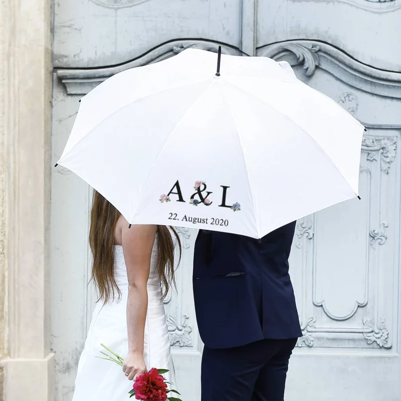 Weißer Hochzeitsschirm für das Brautpaar
